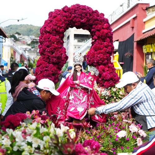 Fotos de la segunda edición del Paseo de las Flores de Morenos en Mixco