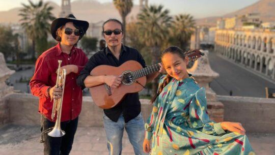 Isaac y Nora, los famosos niños franceses, interpretaron Luna de Xelajú