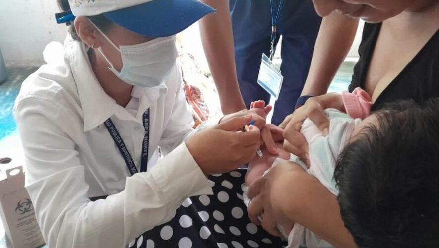 Jornada de vacunaci&oacute;n para ni&ntilde;os y adultos mayores en zona 12