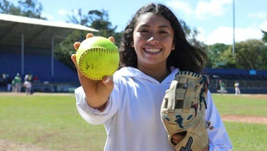 Kimberly Hurtarte, la primera jugadora guatemalteca en llegar al sóftbol profesional
