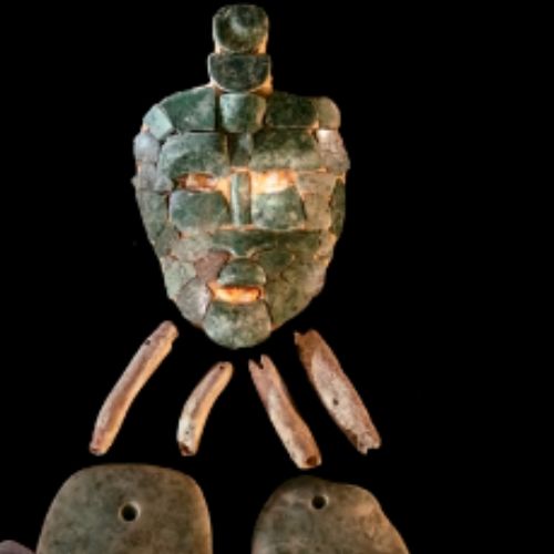 La máscara de jade descubierta dentro de la tumba de un rey maya en Chochkitam, Petén