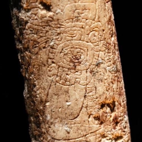 Máscara de jade descubierta dentro de la tumba de un rey maya en Chochkitam, Petén