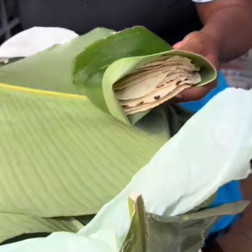 Mexicana sorprendida al comprar tortillas envueltas en hojas de maxán en la frontera entre México y Guatemala