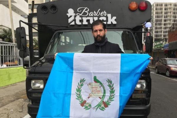 Pepe Barbero cambio de look a un guatemalteco que ayuda en una parada de buses