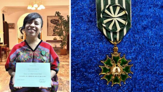 Sara Curruchich recibió la Condecoración Orden de las Artes y Letras de la República de Francia