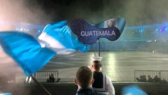 Delegación de Guatemala con la bandera nacional