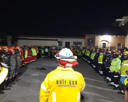 Héroes sin capa que han combatido incendio Volcán Agua