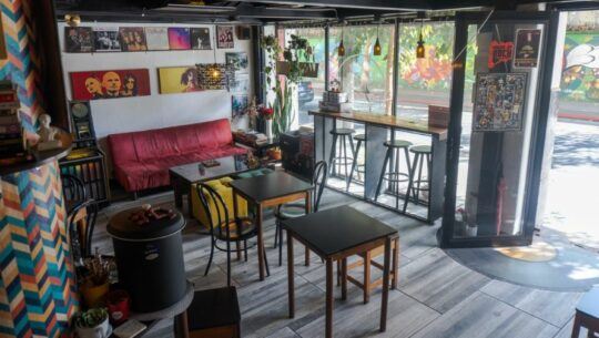 La Discoteca Café y Música, la cafetería que combina gastronomía con discos de vinilo