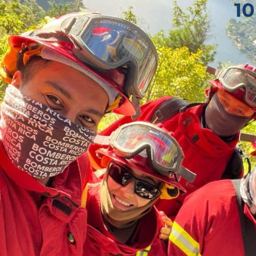 Malin Cifuentes con otros bomberos