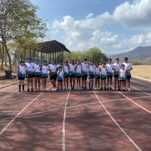 Niños en una pista de tartán
