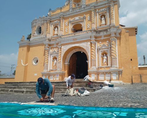 alfombra de Semana Santa con los colores del agua