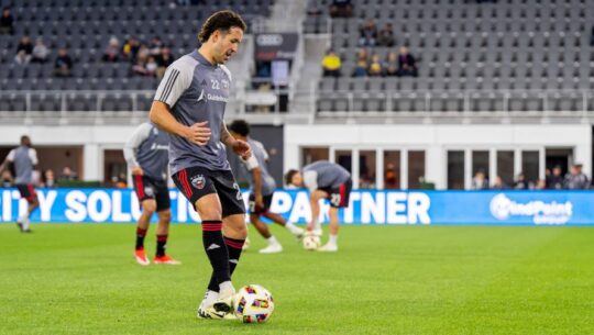 Aaron Herrera controla el balón
