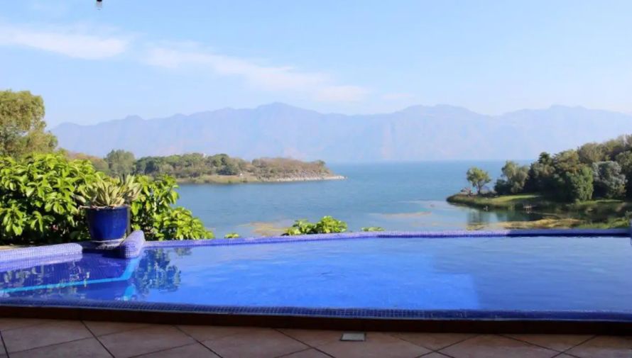 Casa Monarca en el Lago de Atitlán, un hospedaje familiar con piscina