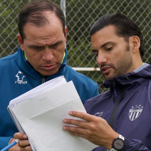 Dwight Pezzarossi con su asistente en Antigua GFC