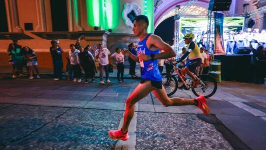 Ganadores de la 10k Nocturna 2024 Mario Pacay y Sara Raxón fueron los primeros lugares