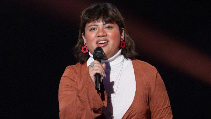 Julia Gagnon cantando