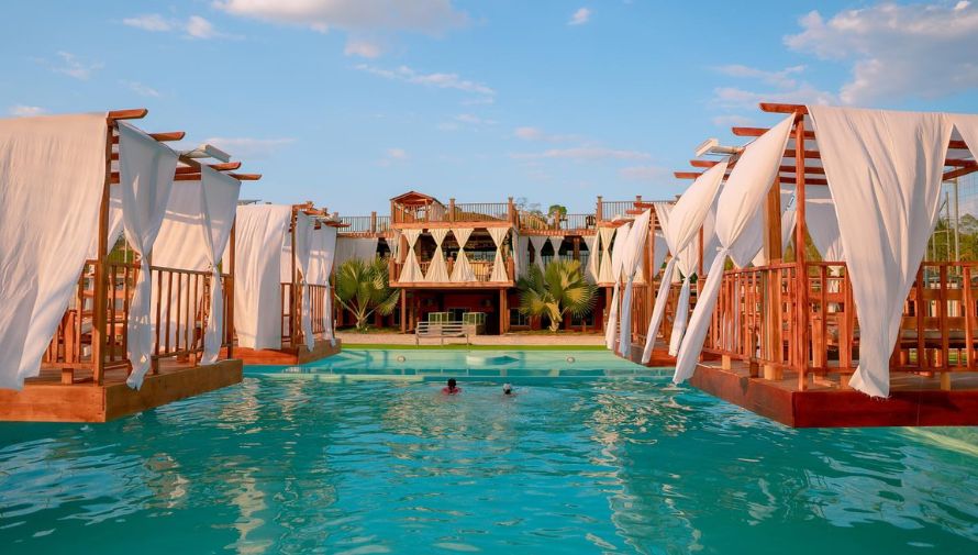 Las Palmas Spotlight Resort, un hotel con piscina y vistas panorámicas en Petén
