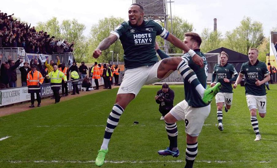 Nathaniel Mendez-Laing anotó el gol que tiene al Derby County a un paso de ascenso, abril 2024
