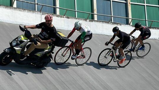 Ciclistas entrenando en el velódromo