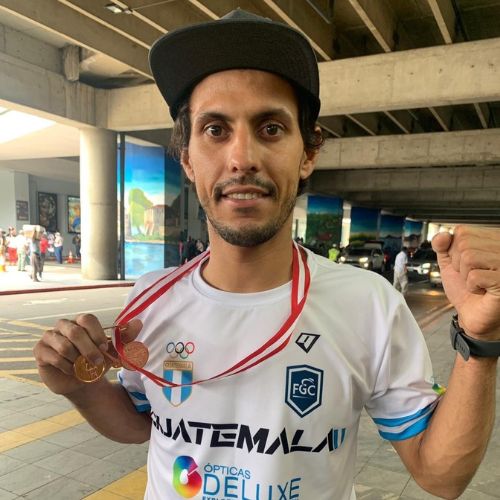 Julio Padilla con la medalla