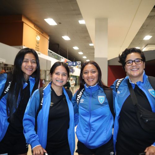 jugadoras de la Selección femenina en el aeropuerto