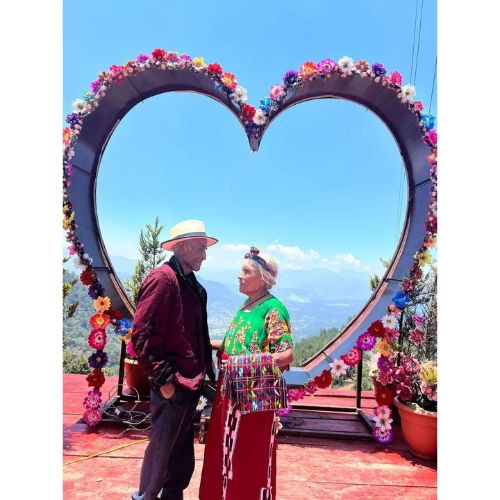 hermoso momento de pareja de abuelitos en Nebaj