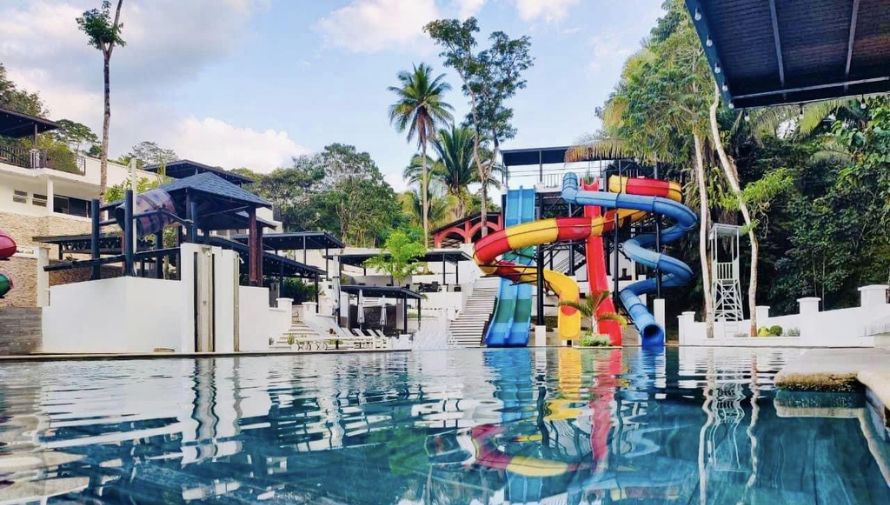 Hotel Baruj, un hospedaje con toboganes y piscina en Río Dulce