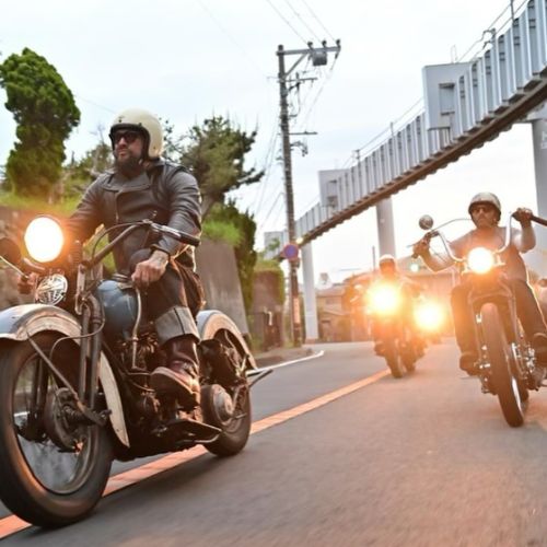 Adria Arjona y Jason Momoa en Japón