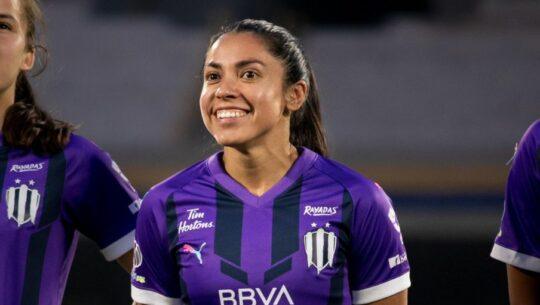 Ana Lucía Martínez sonríe