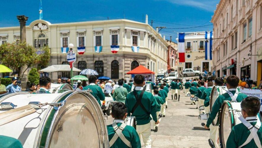 Bandas escolares interpretaron Luna de Xelaju desfile 500 años Xela