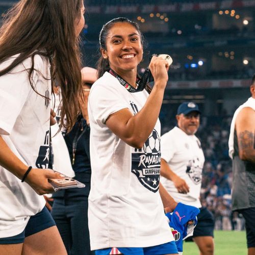 Ana Lucía Martínez con la medalla de campeona