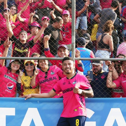 Pedro Altán de Municipal con la afición