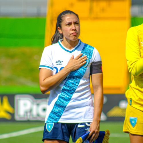 Ana Lucía Martínez durante el himno nacional