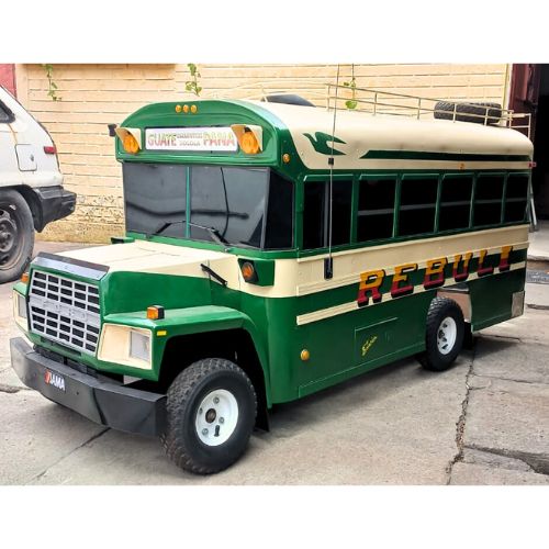 Guatemalteco fabrica autobuses retro a escala años 90 y 80