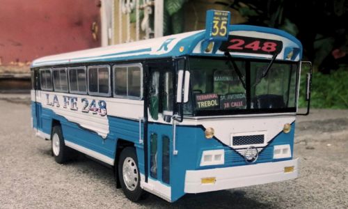 José Marroquín guatemalteco que fabrica autobuses retro a escala