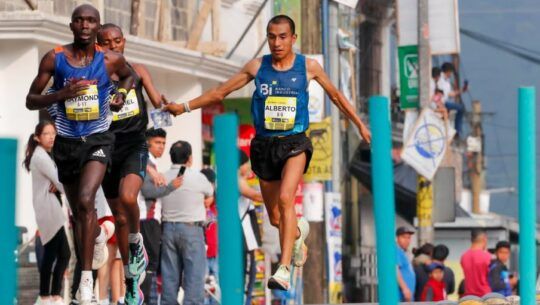 Alberto González en el medio maratón de Cobán