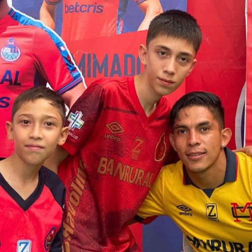 Jhon Méndez de Municipal con aficionados