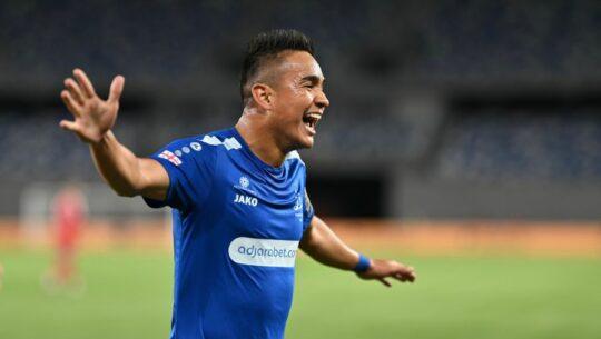 Óscar Santis celebrando