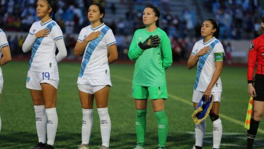 Selección femenina cantando el himno