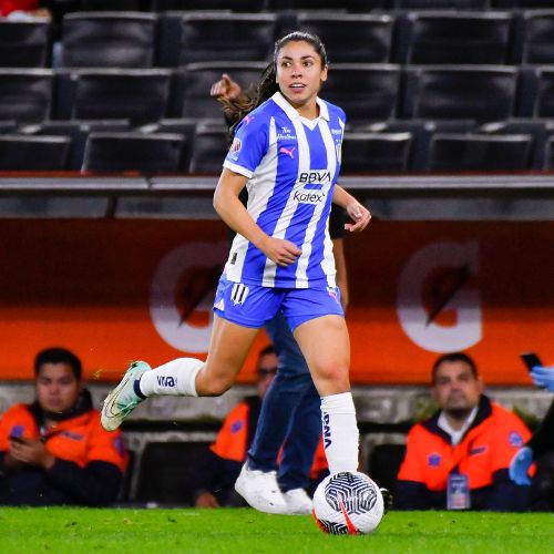 Ana Lucia Martínez conduce el balón