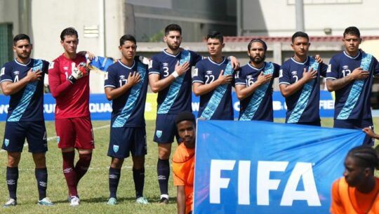 Selección de Guatemala canta el himno