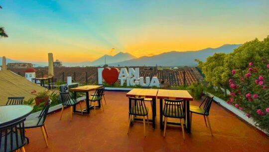 El Carmen, Antigua Guatemala, el restaurante con letras gigantes y vistas a los volcanes