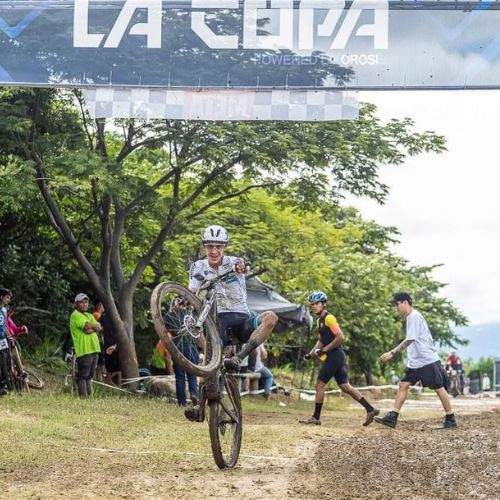 Gabriel Sáenz hace un caballito con la bicicleta