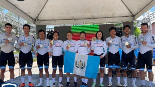 Equipo guatemalteco de ciclismo en el podio