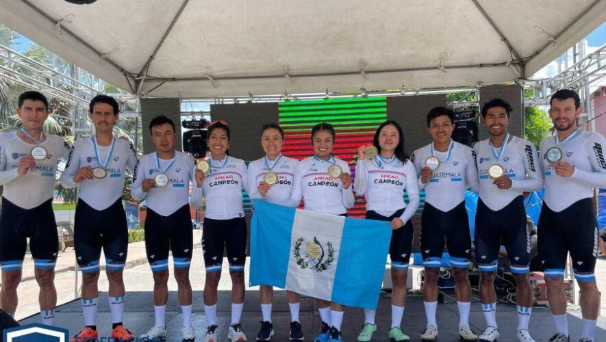 Equipo guatemalteco de ciclismo en el podio