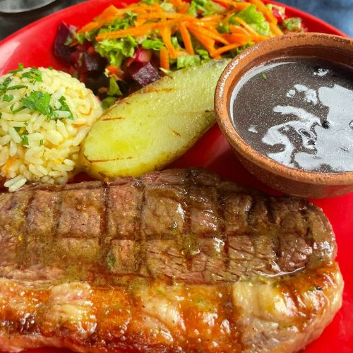 Parrillada Zamboni, un lugar especializado en carne a la parrilla en San Juan la Laguna 