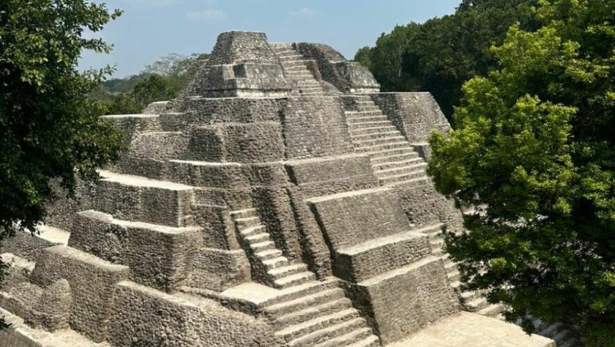 Descripción de la foto para personas con discapacidad visual: fotografía presentada durante la entrega de trabajos de restauración. (Crédito: Ministerio de Cultura y Deportes Guatemala)