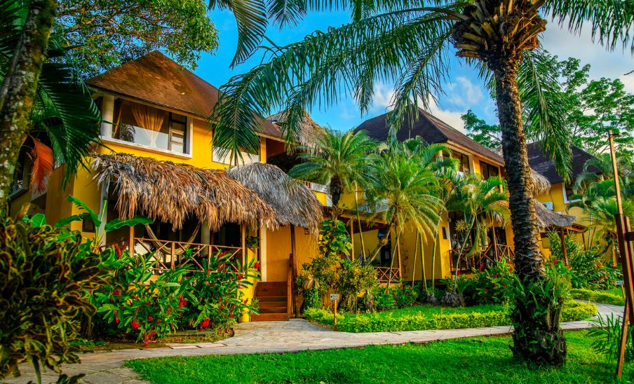 Banana Palms, un resort en las orillas del lago de Izabal