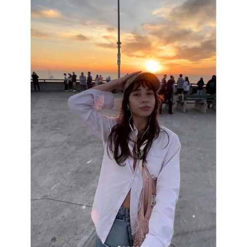 Guatemalteca Sofia Insua compartió pantalla con Selena Gómez