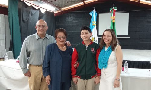 Guatemalteco de 13 años Santiago Martínez Olimpiada Mundial de Matemáticas 2024